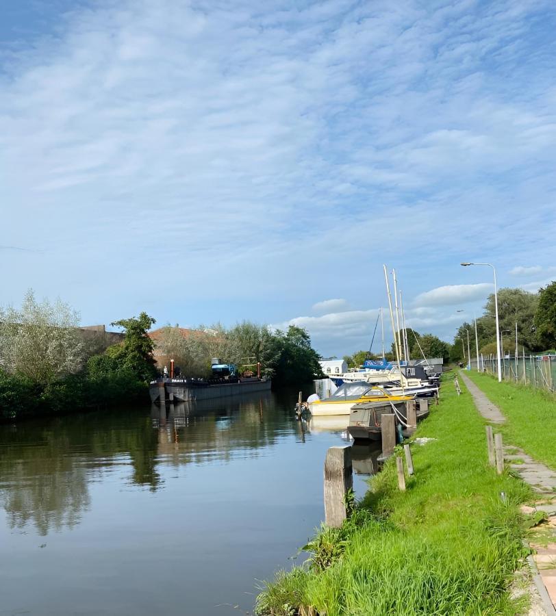 Woonboot In Sumar Gelegen Tussen Leeuwarden En Drachten Suameer Εξωτερικό φωτογραφία